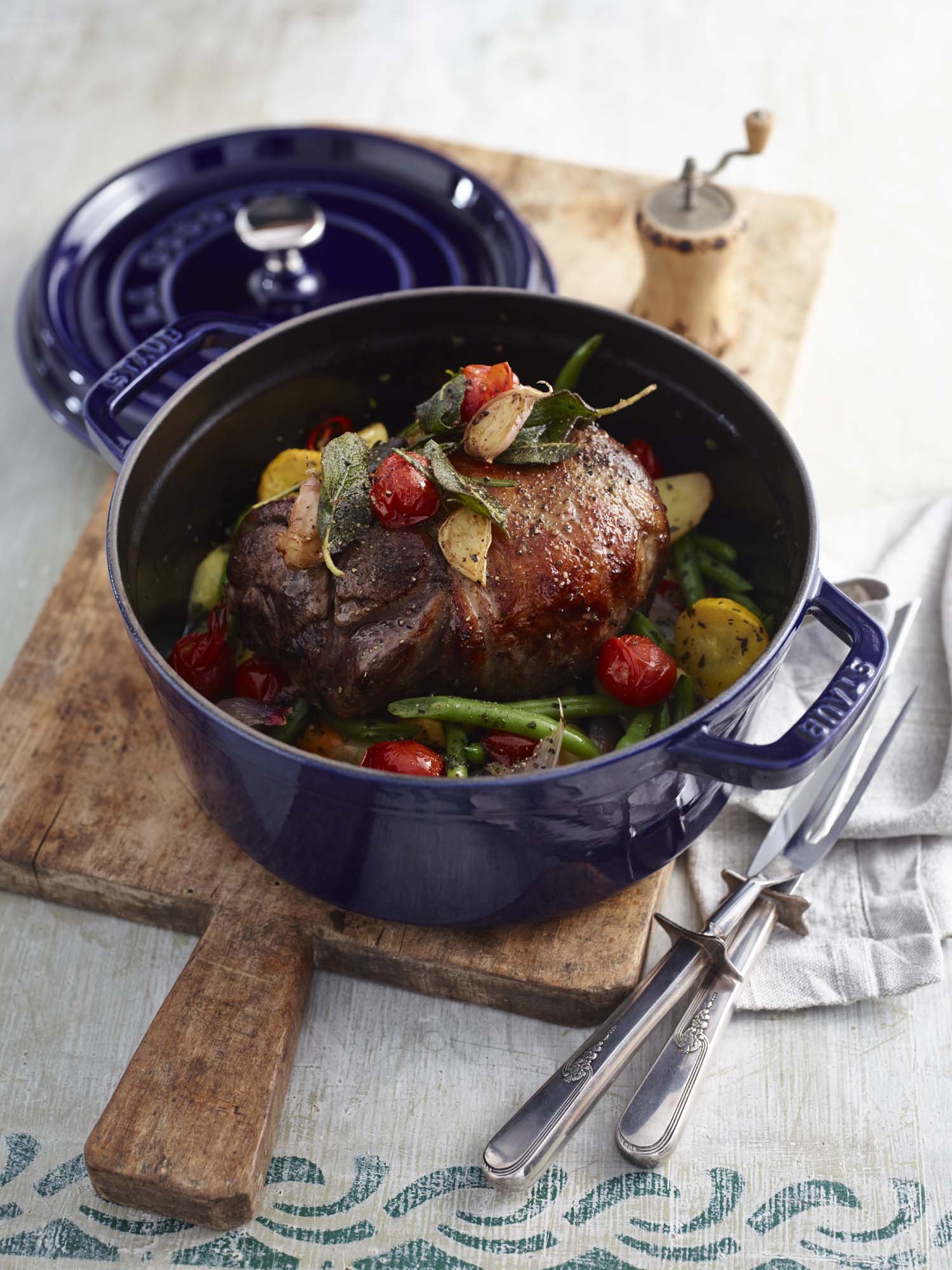 Staub Cast Iron 5.5-qt Round Cocotte, Dutch Oven - Dark Blue