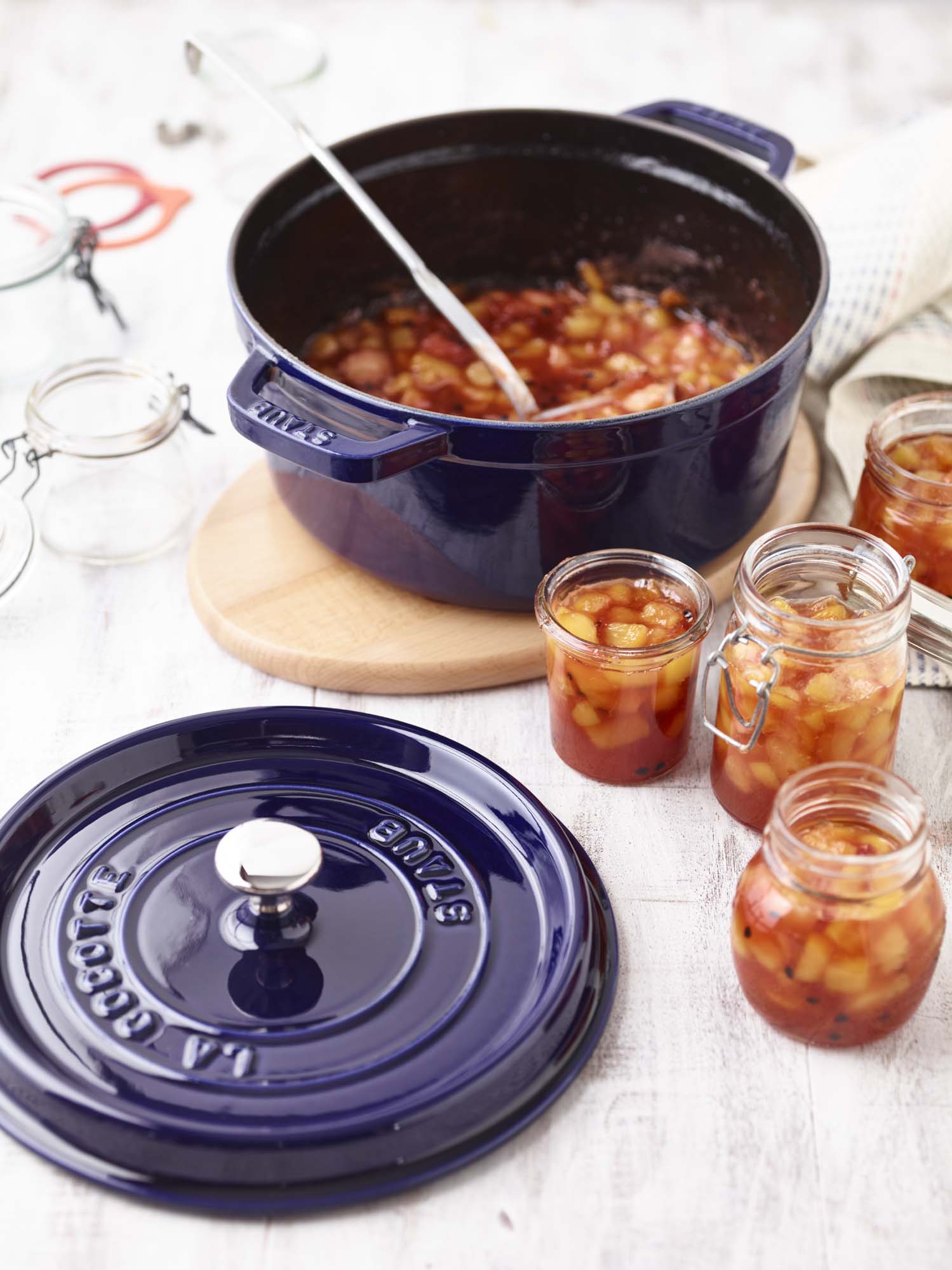 Staub Cast Iron 5.5-qt Round Cocotte, Dutch Oven - Dark Blue