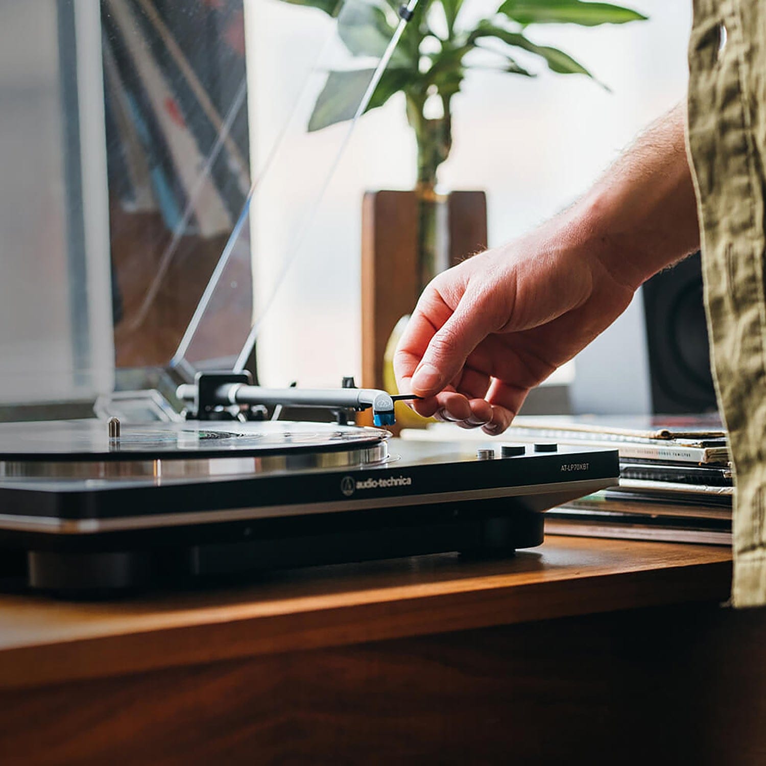 Audio-Technica 2-Speed Belt-Drive Automatic Turntable with 45 RPM Adapter, Switchable Preamp, 3-Piece Chassis, RCA Out, AT-VM95 Stylus, Black/Gray