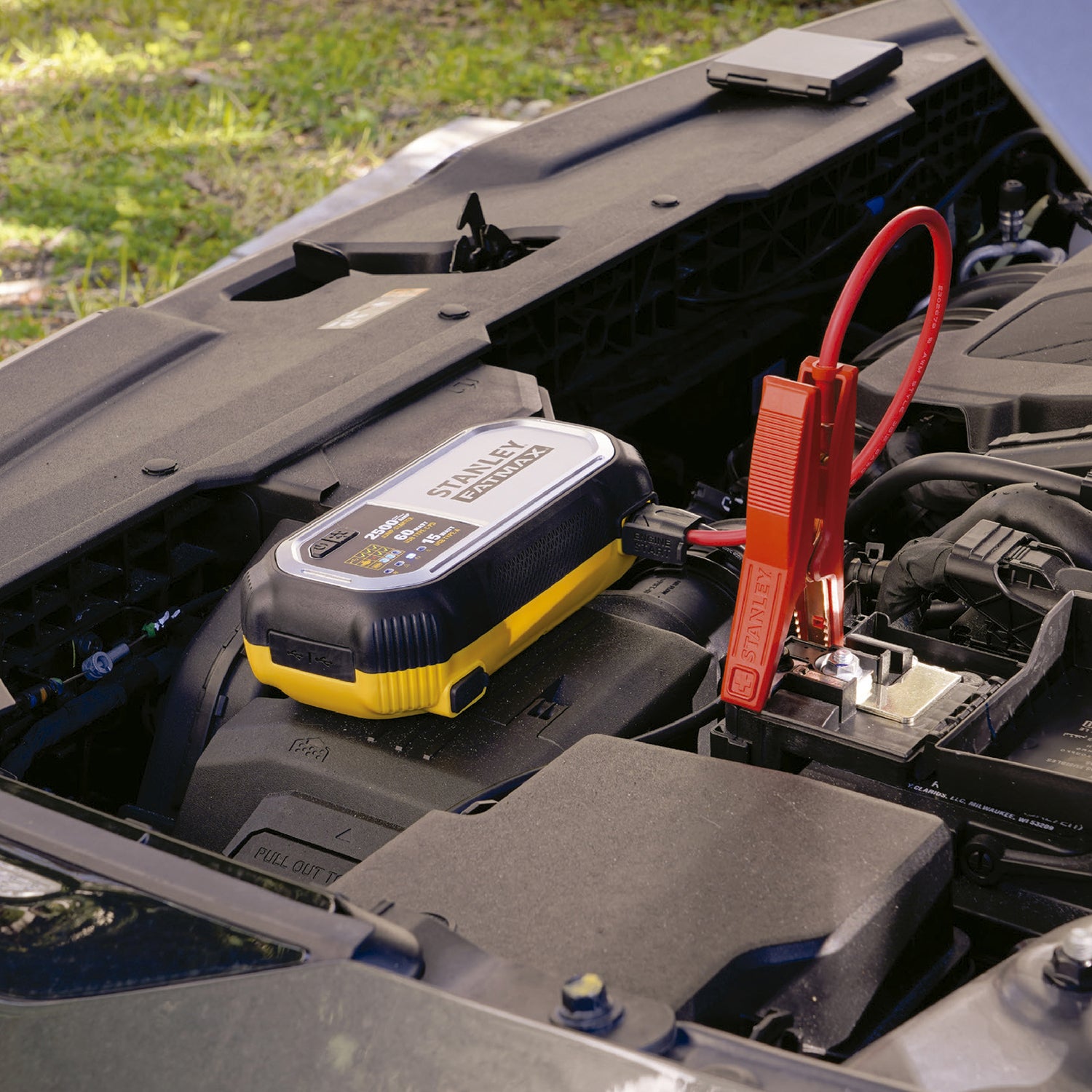 Stanley FATMAX 2500-Peak-Amp 12-Volt Lithium Jump Starter and USB Power Bank with LED Light and Carrying Case, LJ25FC