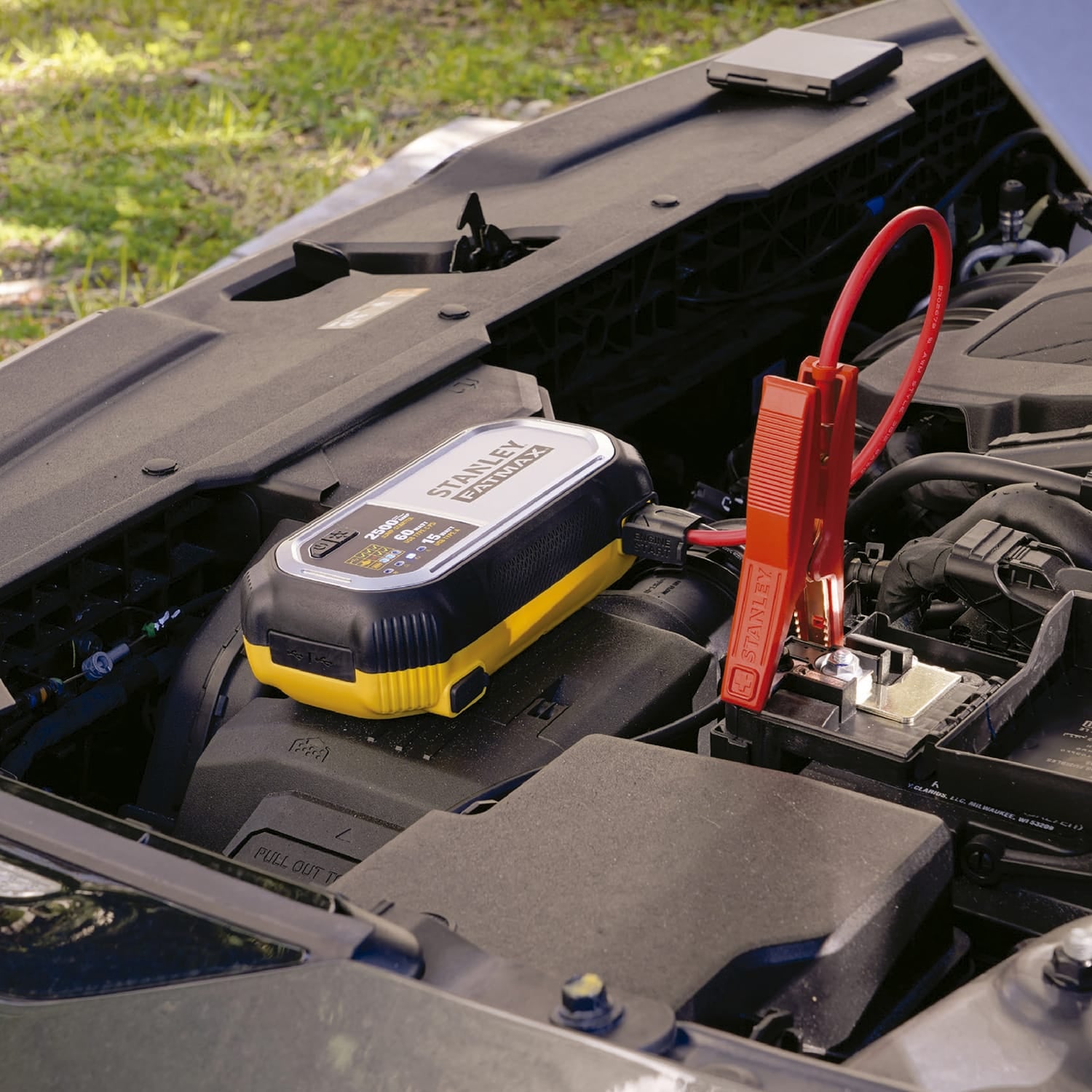 Stanley FATMAX 2500-Peak-Amp 12-Volt Lithium Jump Starter and USB Power Bank with LED Light and Carrying Case, LJ25FC