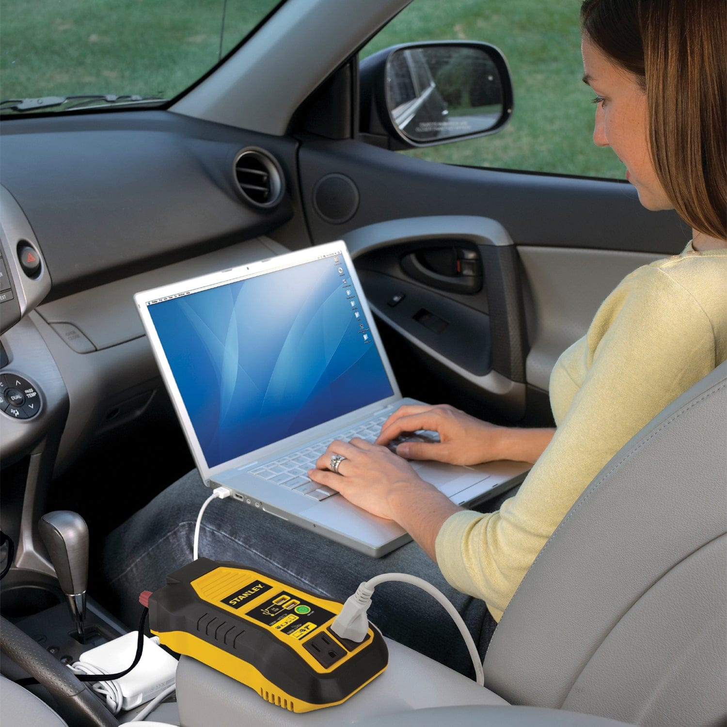 Stanley 2-AC Outlet and 2-USB Port, 500-Continuous-Watt Car Power Inverter with 12-Volt Adapter Cord and Battery Clips, PI500S