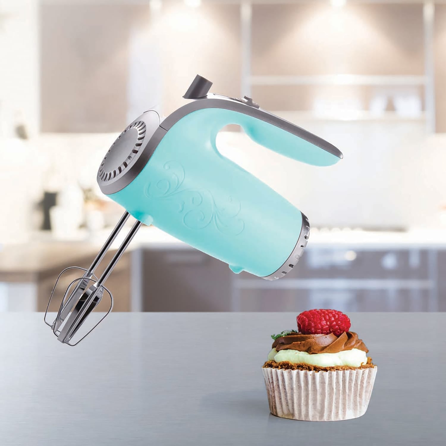 Brentwood Lightweight 5-Speed 150-Watt Electric Hand Mixer, Blue