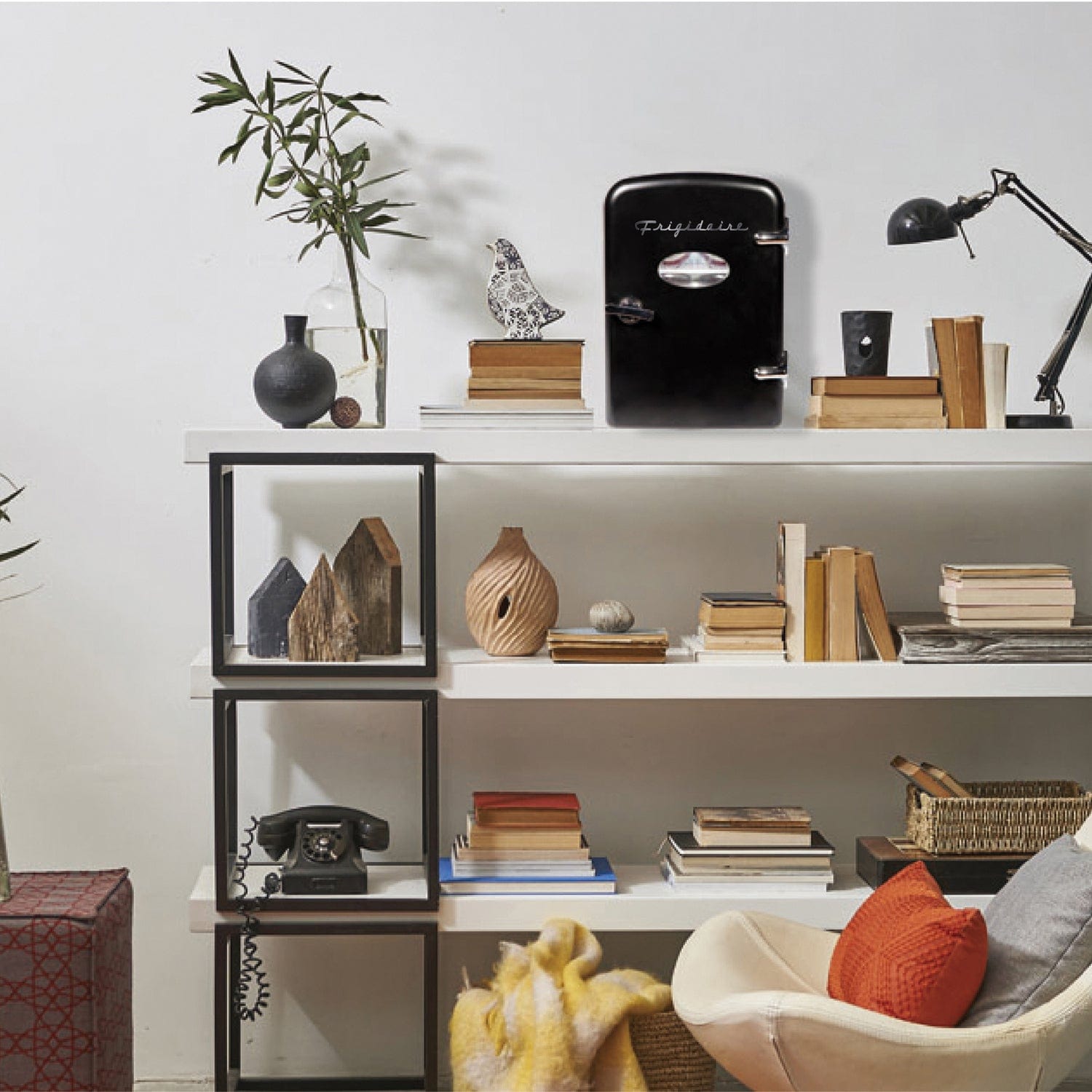 Frigidaire 0.5-Cubic-Foot Retro Portable Mini Fridge, Black