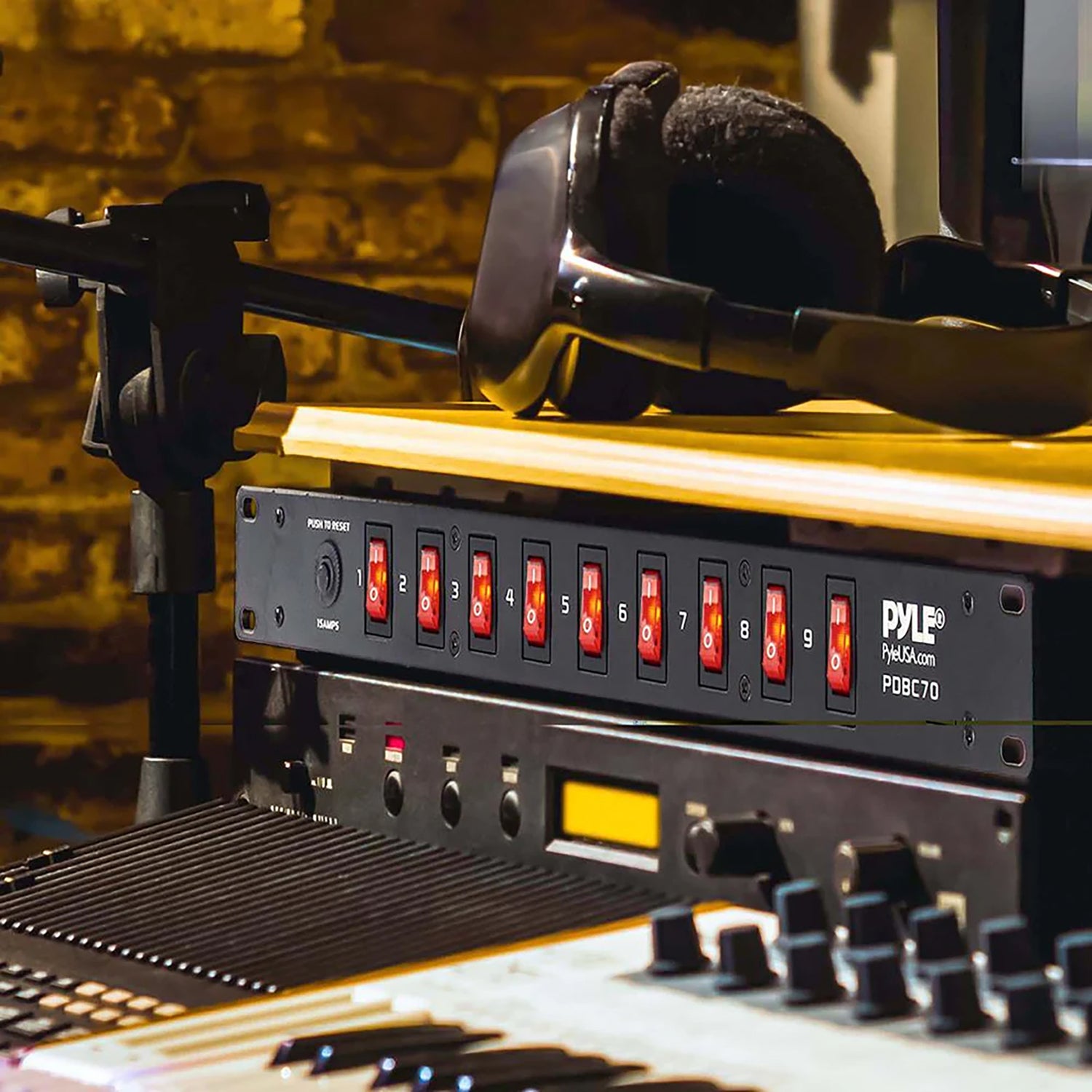 Pyle 9-Outlet 15-Amp 150-Joules Power Supply Control Unit, AC Noise Filter, Steel Chassis, Rack Mountable, PDBC70