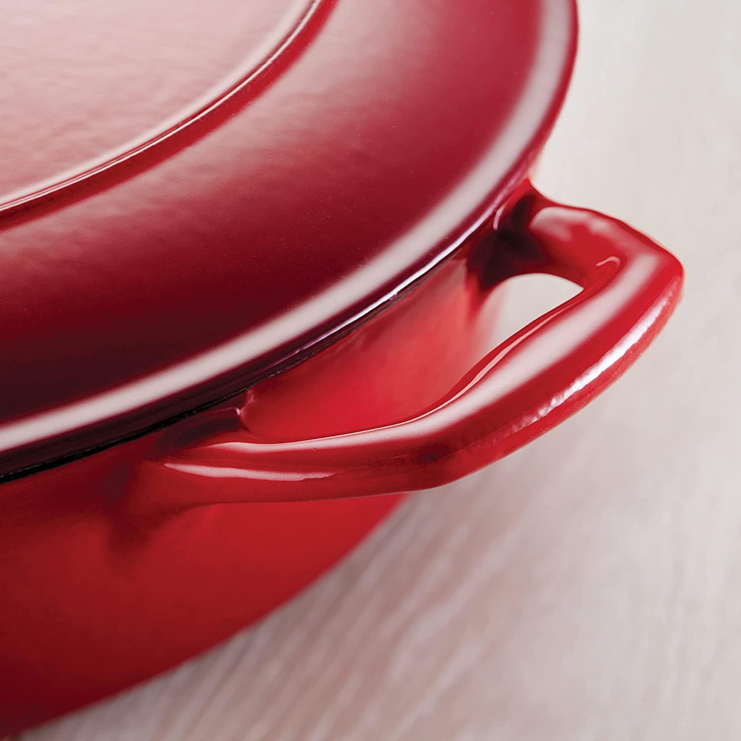 Cuisine Company Enameled Cast Iron 2.5-Quart Covered Sauce Pan with Lid, Gradated Red