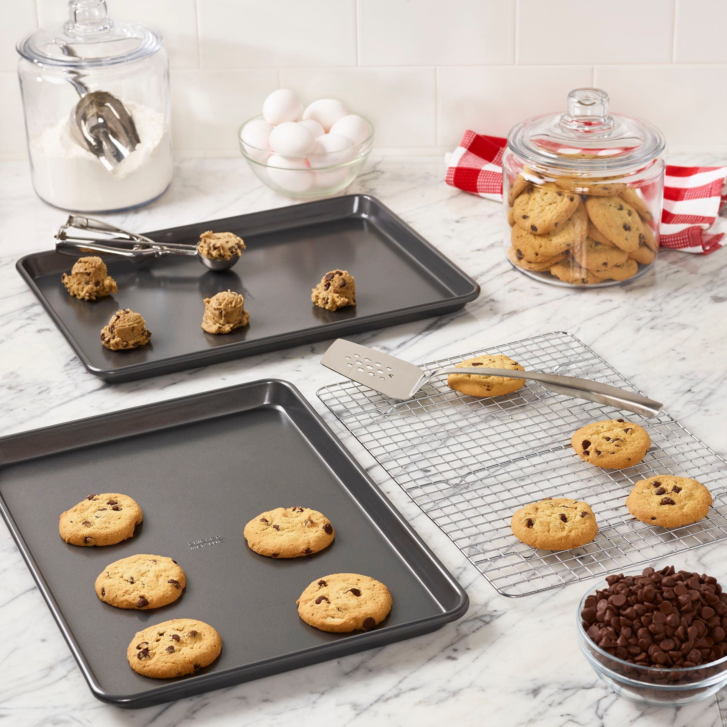 Chicago Metallic Professional Cookie and Jelly-Roll Pan - Thumbnail 2