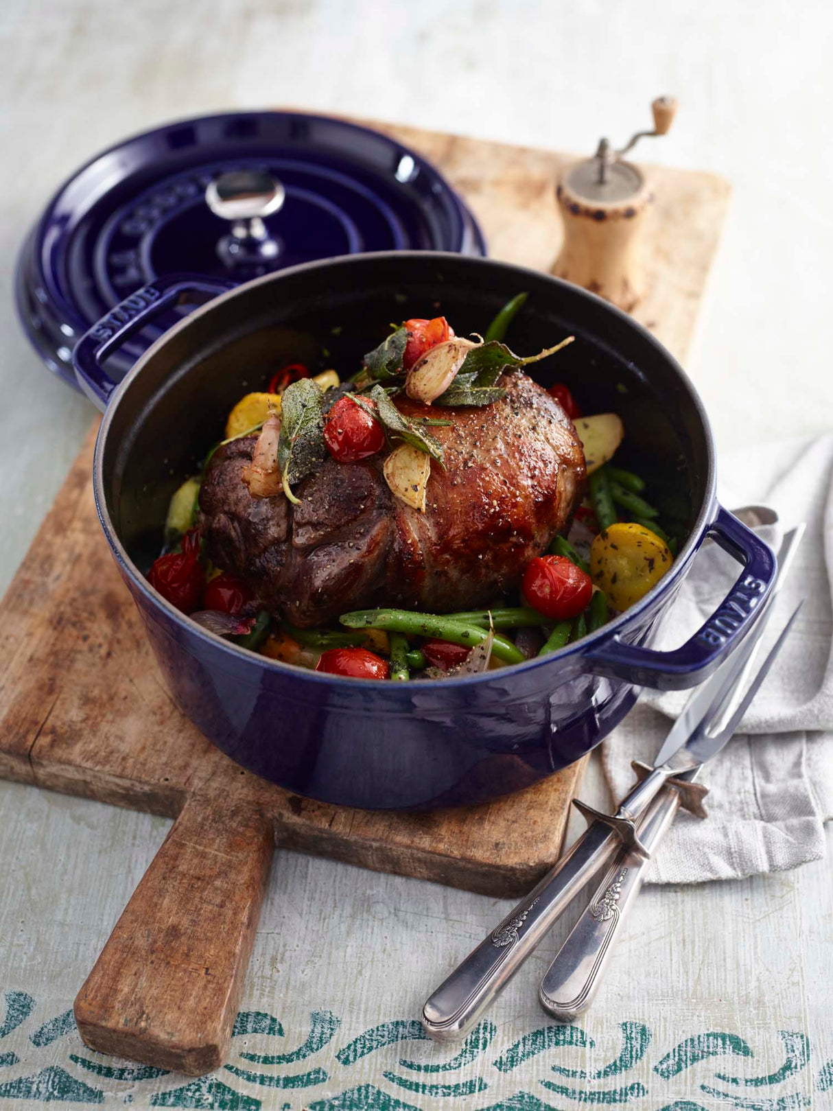 Staub Cast Iron 5.5-qt Round Cocotte, Dutch Oven - Dark Blue