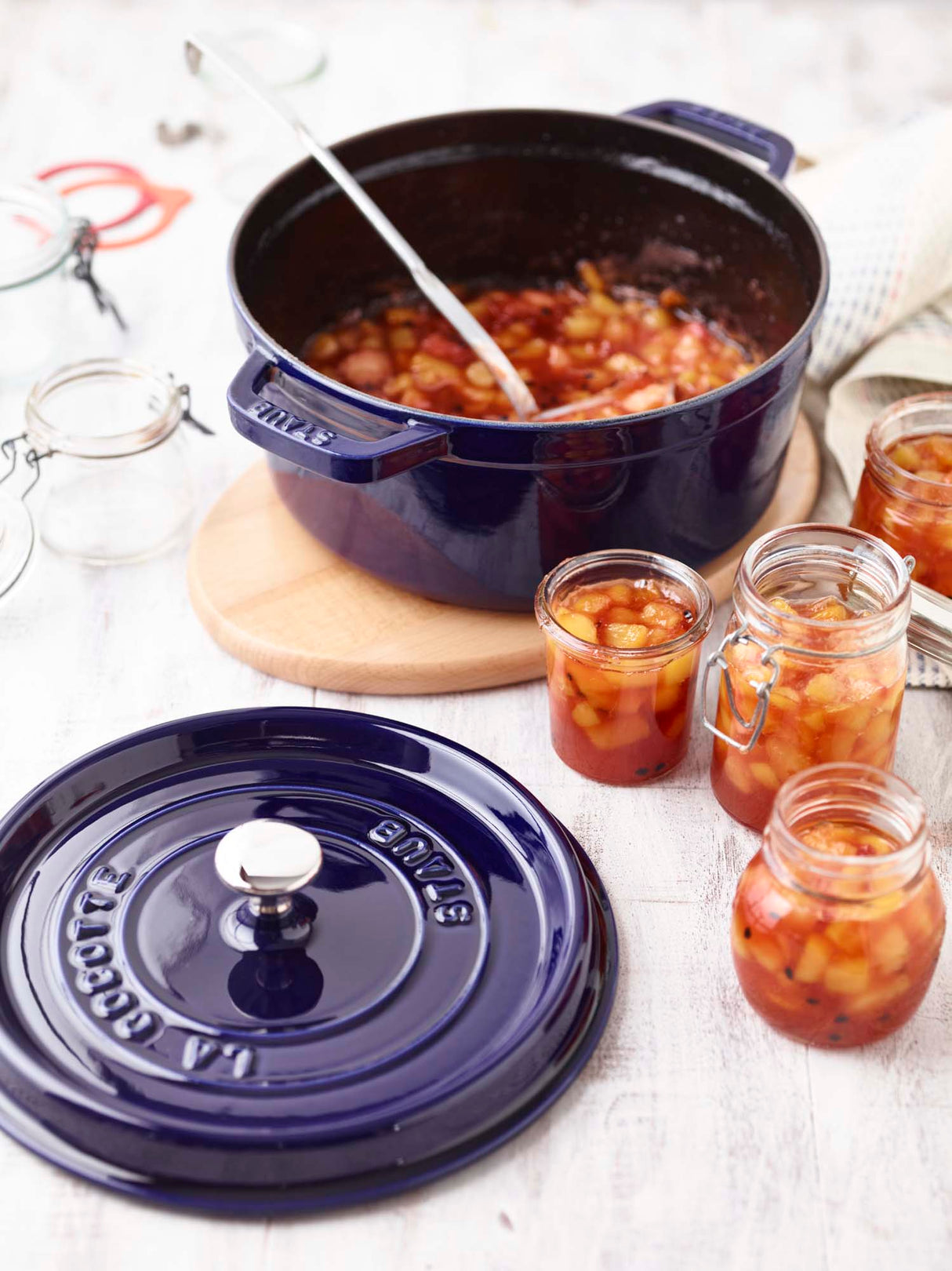 Staub Cast Iron 5.5-qt Round Cocotte, Dutch Oven - Dark Blue