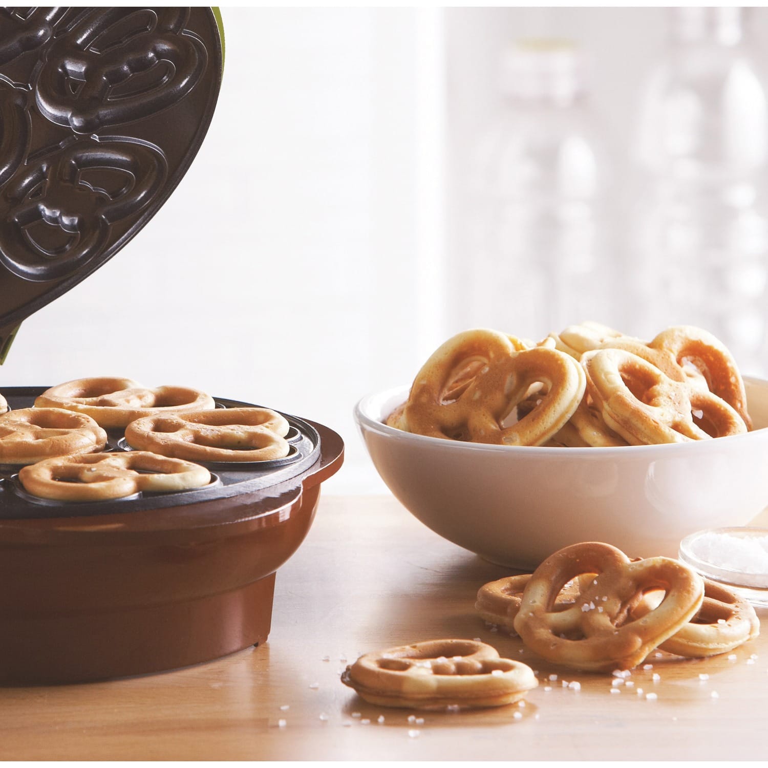 Brentwood Just For Fun Electric 6-Hole Nonstick Mini Pretzel Maker