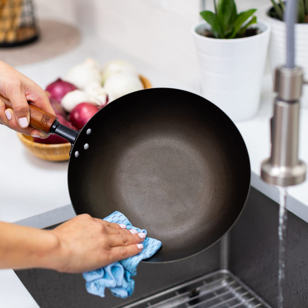 Joyce Chen 9.5-In. Classic Series Carbon Steel Preseasoned Stir Fry Pan with Beech Handle