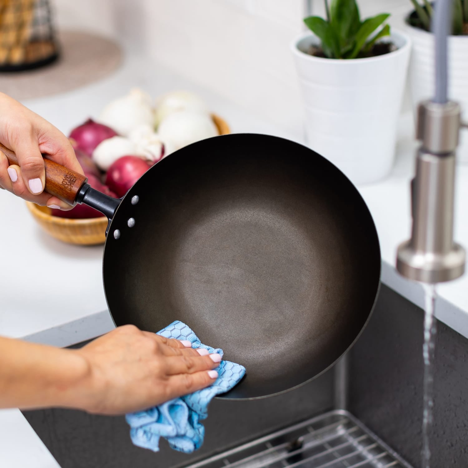 Joyce Chen 9.5-In. Classic Series Carbon Steel Preseasoned Stir Fry Pan with Beech Handle