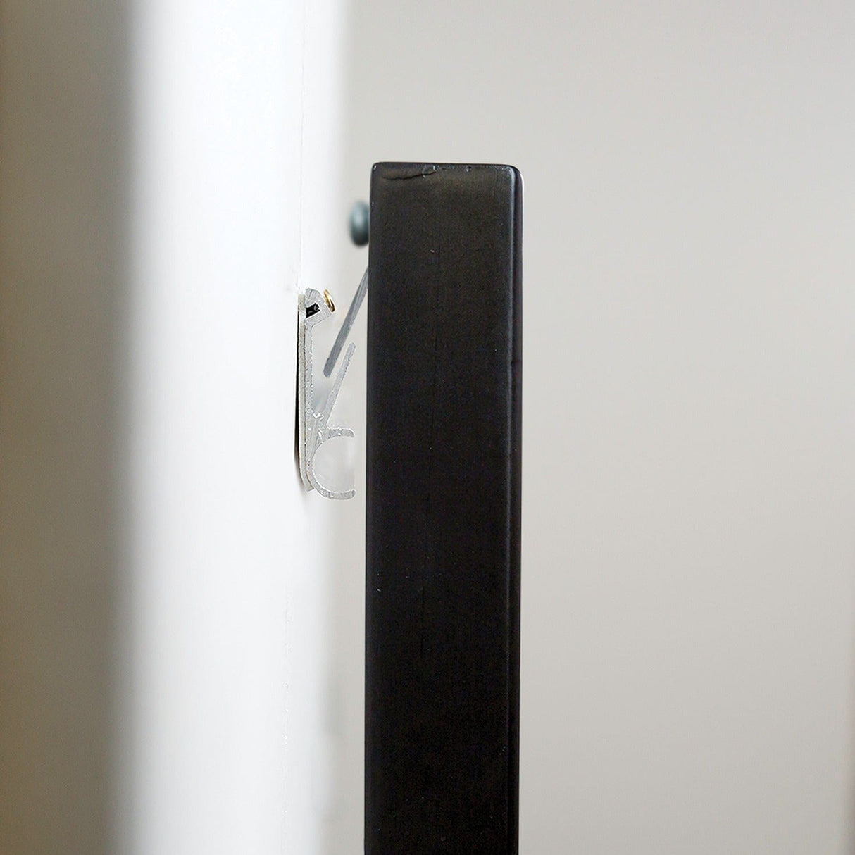 Hangman Apartment 50-Lb. No-Stud Picture and Mirror Hanger