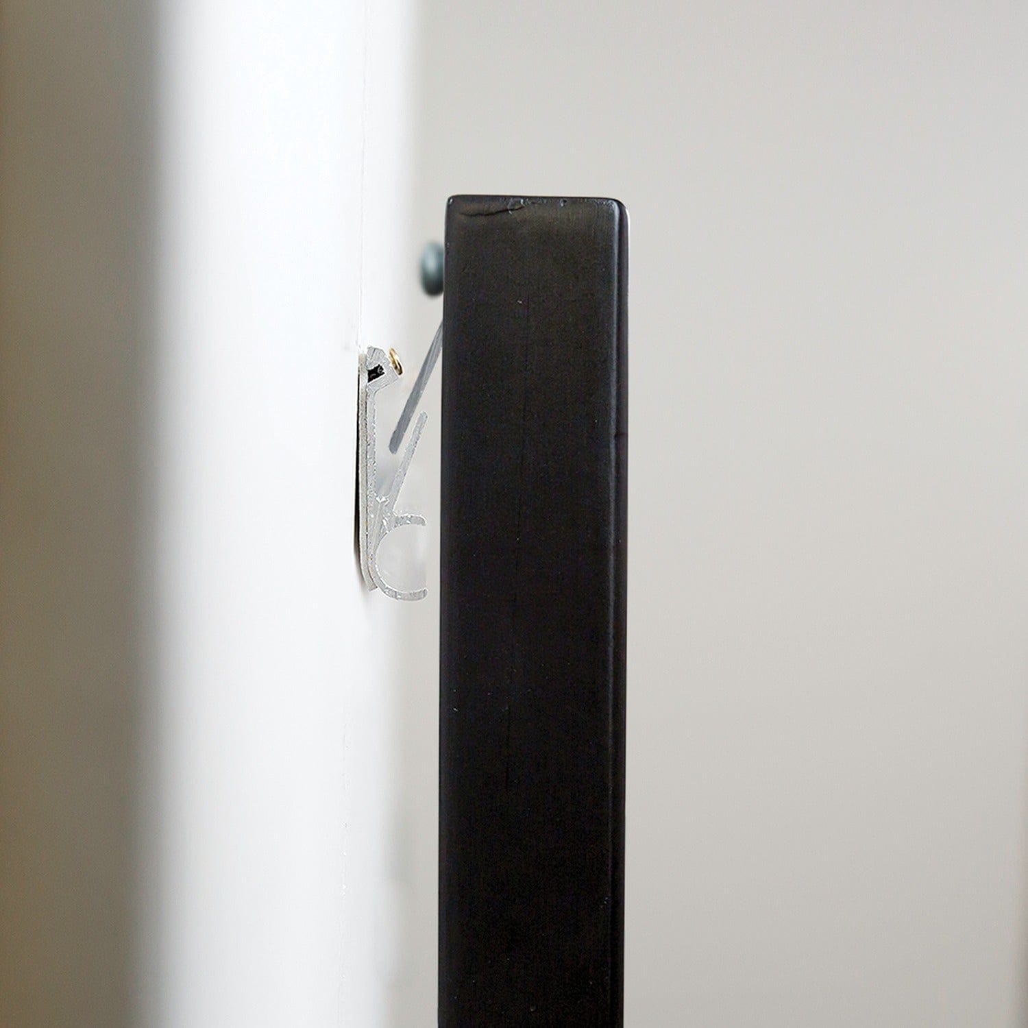 Hangman Apartment 50-Lb. No-Stud Picture and Mirror Hanger