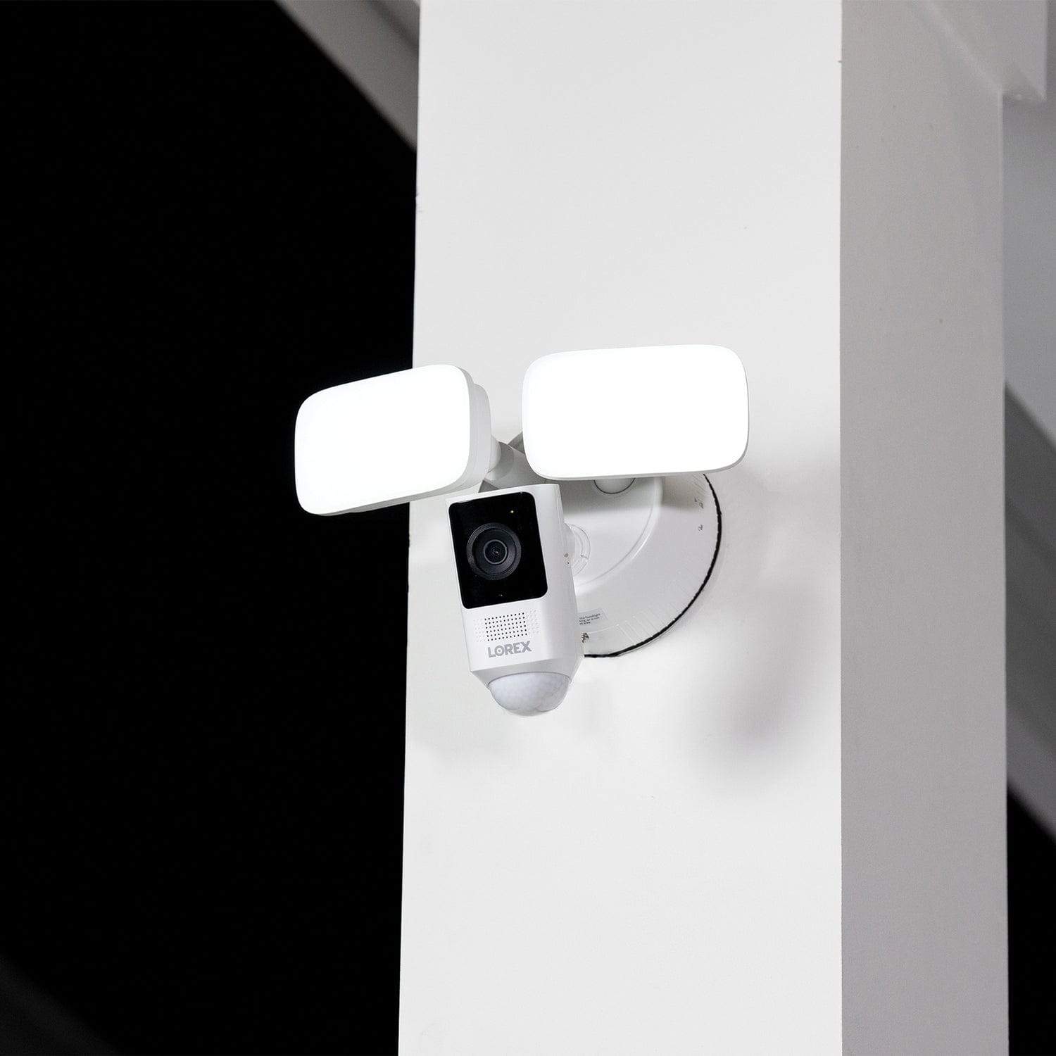 Lorex Wi-Fi 2K 4.0-MP Wired Floodlight Security Camera, White