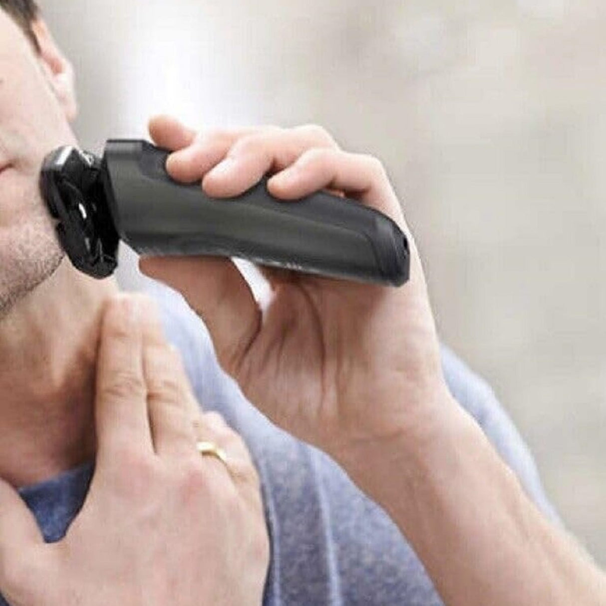 Philips Norelco S6800 Wet and Dry Cordless Electric Shaver Set with SenseIQ Technology, Series 6000