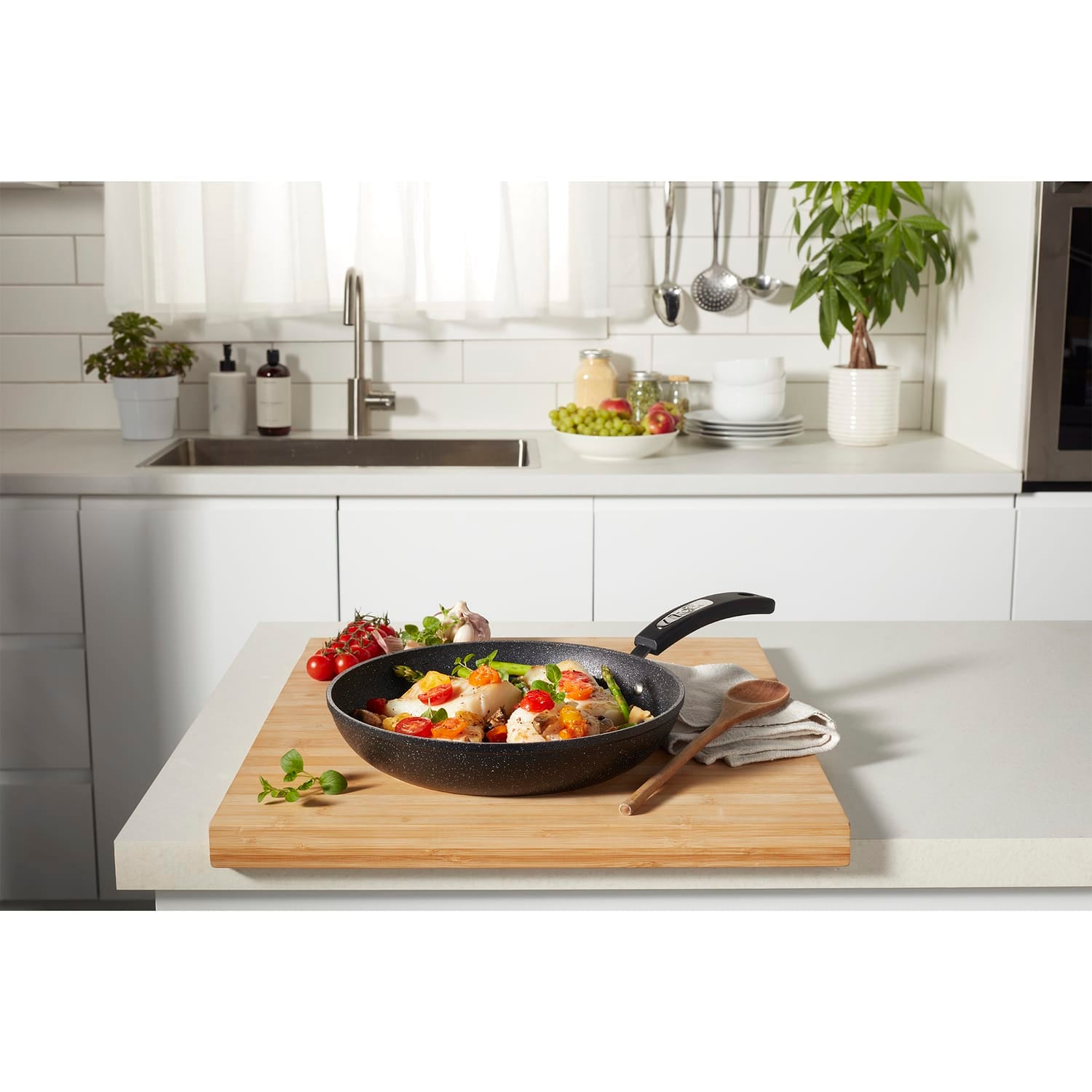 THE ROCK by Starfrit Classic Non-Stick Frying Pan with Bakelite Handle, 9.5 In.
